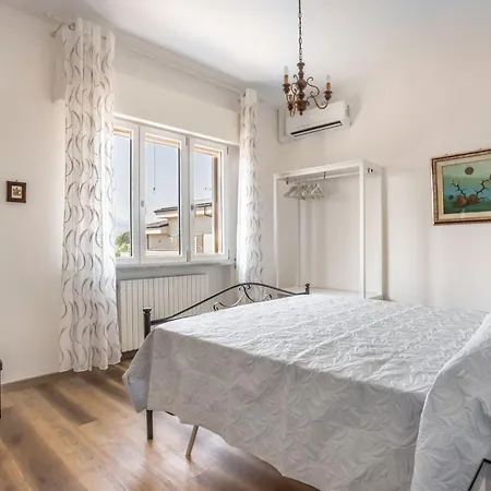 Modern Near Lucca With Private Garden And Parking