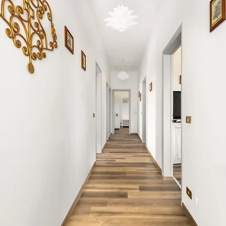 Modern Near Lucca With Private Garden And Parking شقة