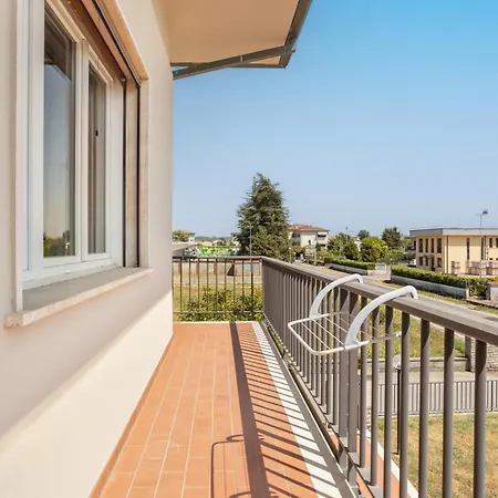 Modern Near Lucca With Private Garden And Parking شقة *